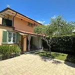 아파트 La Casa Di Elena Versilia - Two 마리아나디피에트라산타